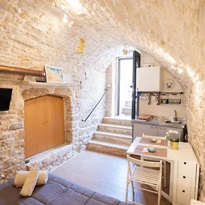 Piccola Pietra Bianca , Giovinazzo Italia